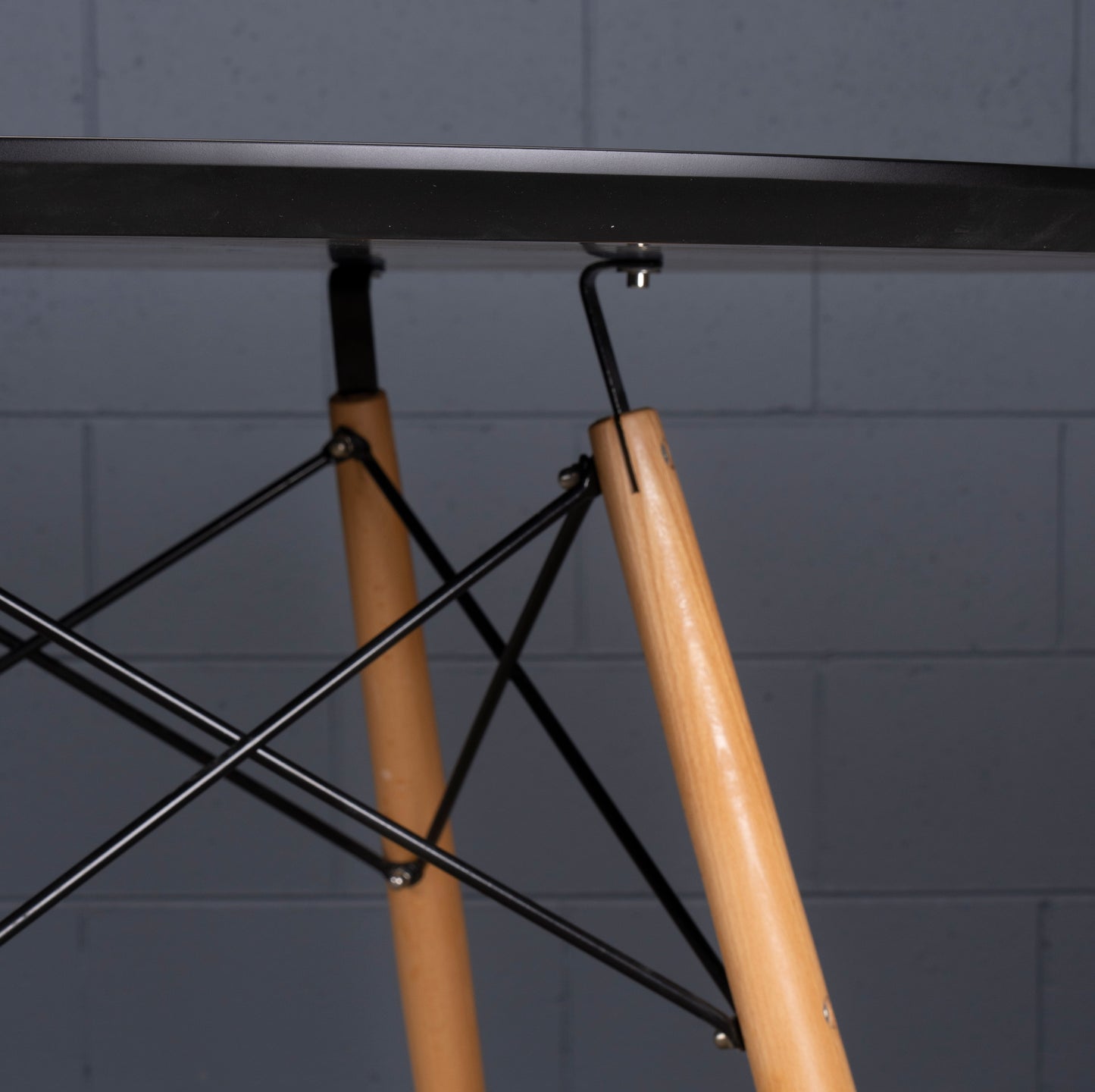 Eames 1.2m Round Table